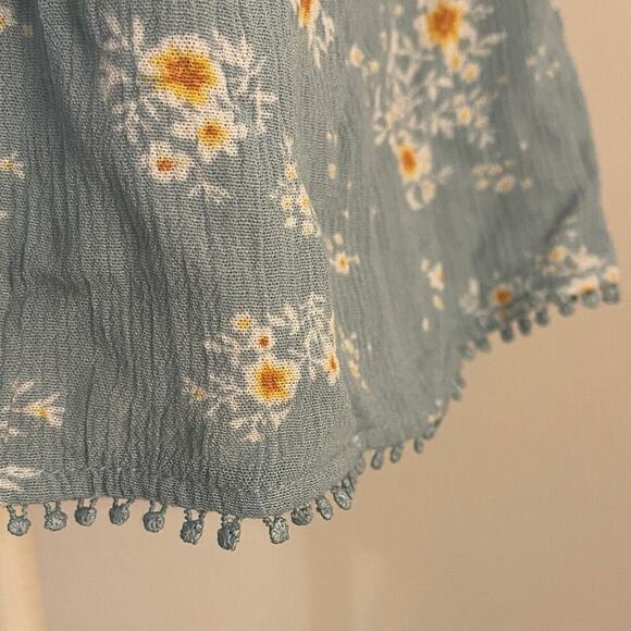 Floral Blue White Women's Flutter Sleeve Ruffle Hem Blouse Top | Size L - Picture 4 of 9